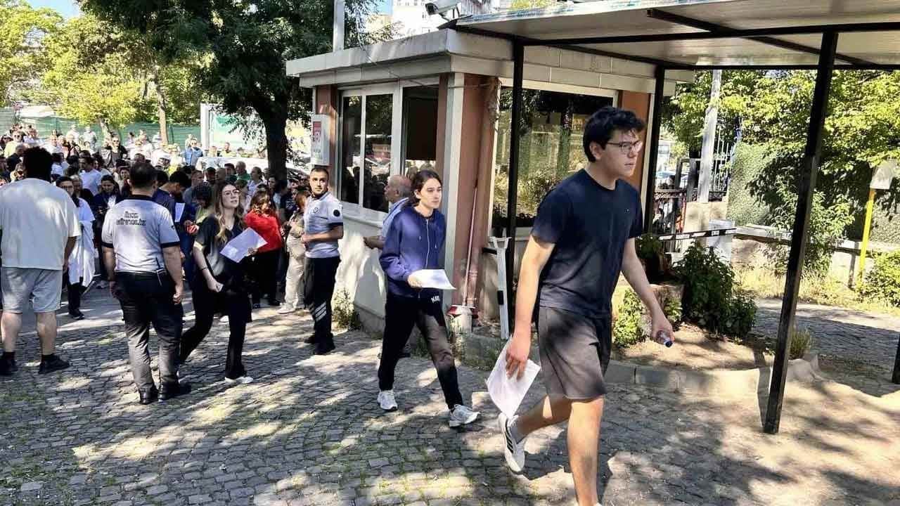 Milyonların gözü bu sınavda! YKS maratonunda son perde YDT ile başladı!