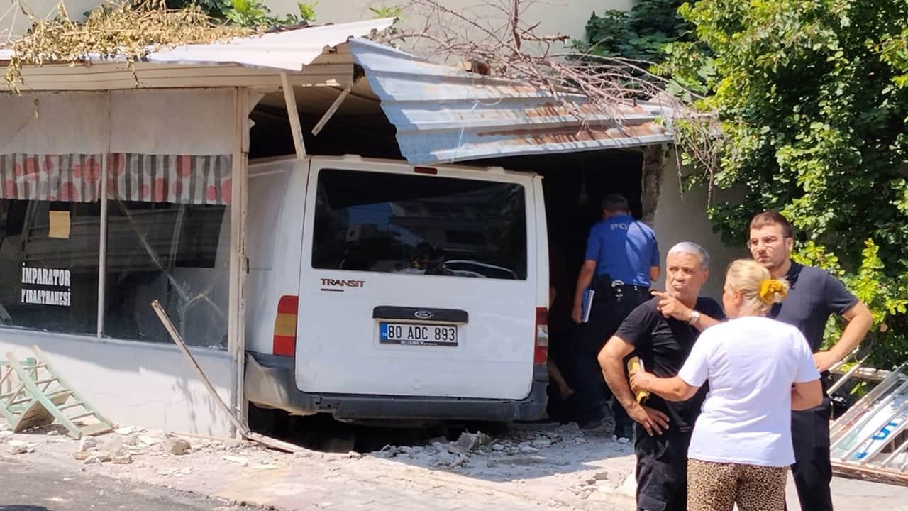 Minibüs kahveye daldı: 1 kişi öldü, 3 kişi yaralandı