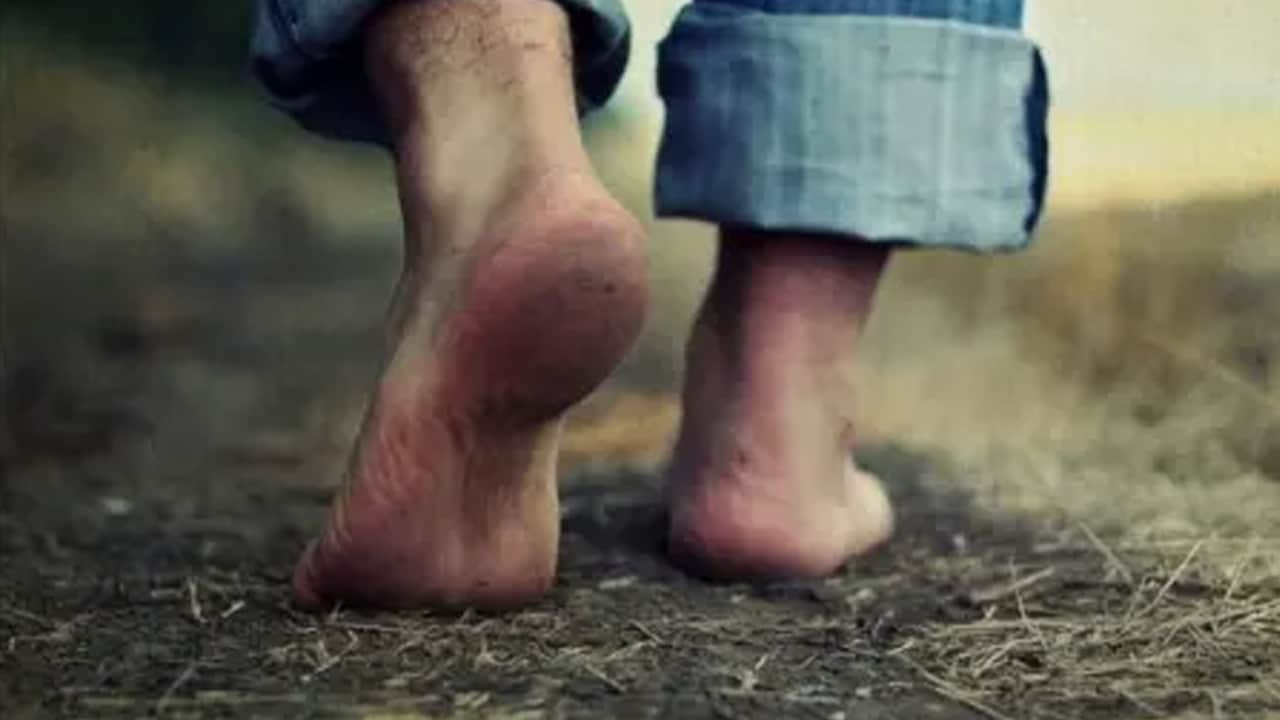 Modern Hayatın Unutturduğu Şifa! Toprağa Basmak Neden Bu Kadar Önemli?
