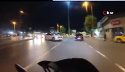 Motosiklet otomobille çarpıştı! İki genç ölümden böyle döndü