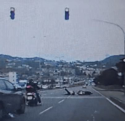 Motosikletin yayaya çarpması sonucu 2 kişi yaralandı; kaza anı kamerada