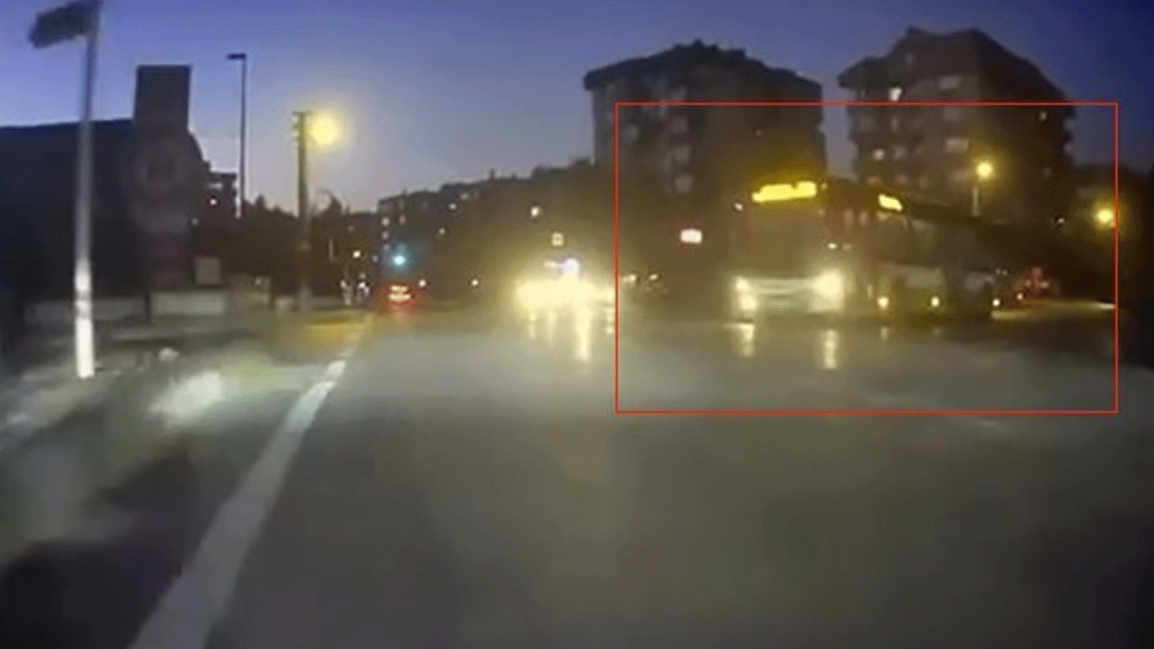 Motosikletliyi tehlikeye atan şoföre ceza yağdı Kırmızıda geçti ehliyetinden oldu