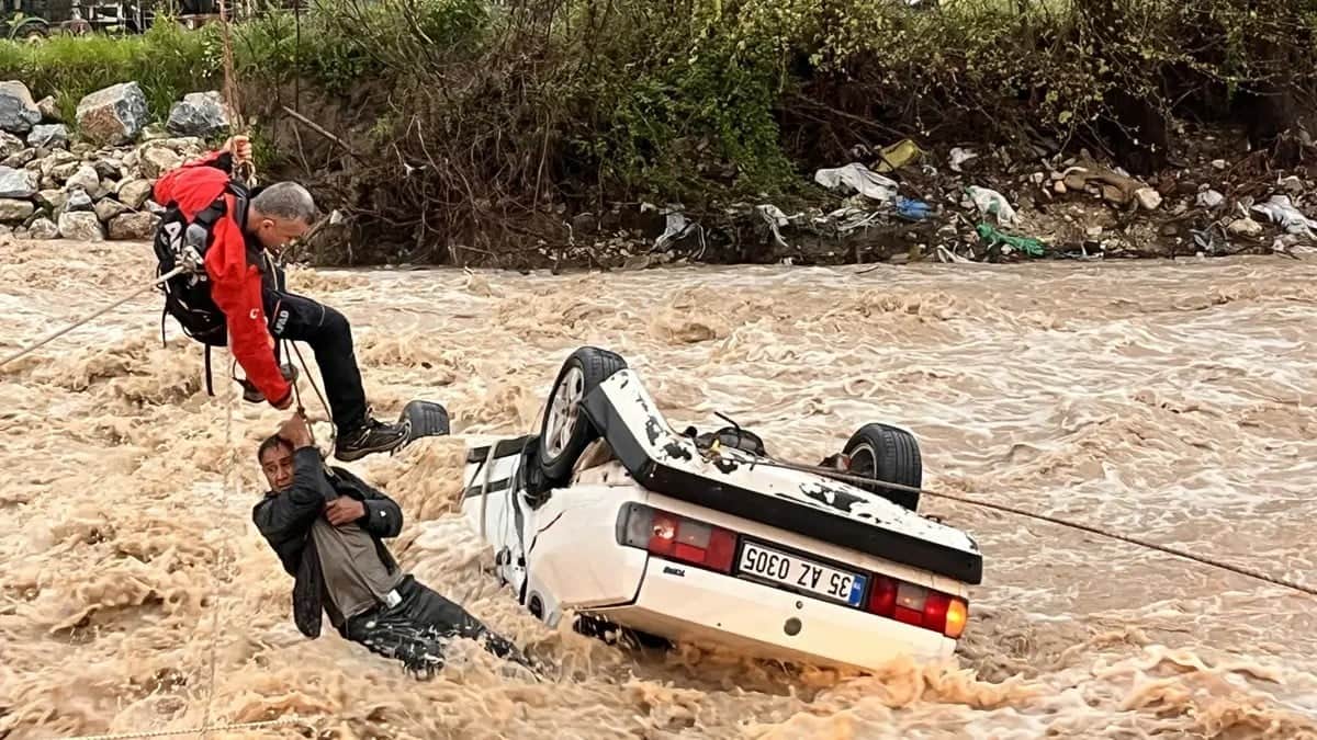 Muğla'da otomobil sele kapıldı: Bir ölü, bir yaralı