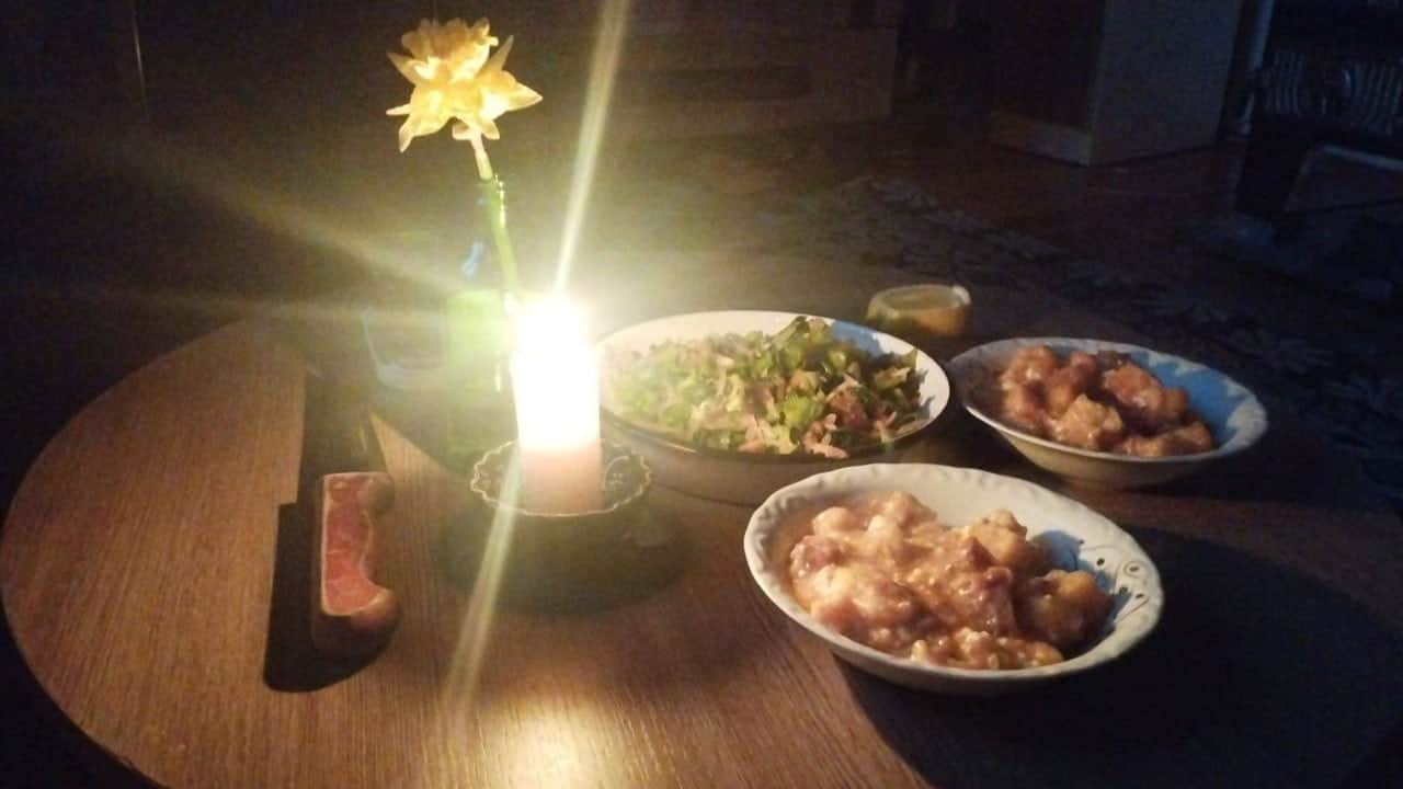 Mum ışığında iftar sofrası