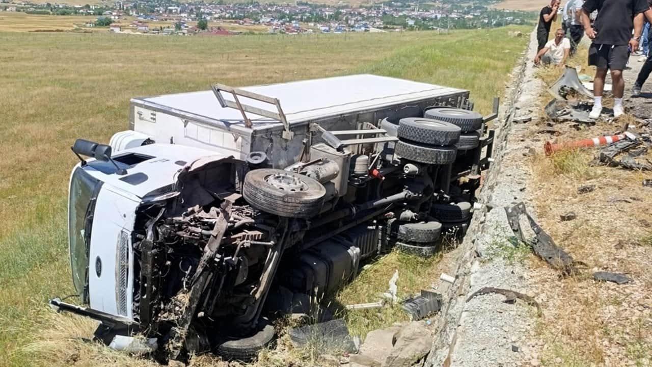 Muş'ta feci kaza! Kamyon ile çarpışan otomobil hurdaya döndü: 2 kişi öldü, 1 kişi yaralandı
