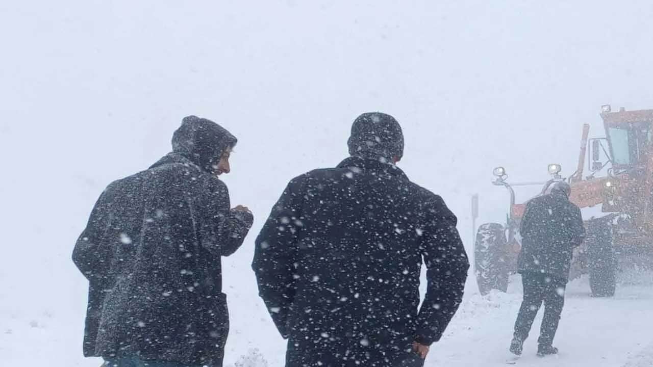 Muş’ta kar yağışı 250 köy yolunu ulaşıma kapattı