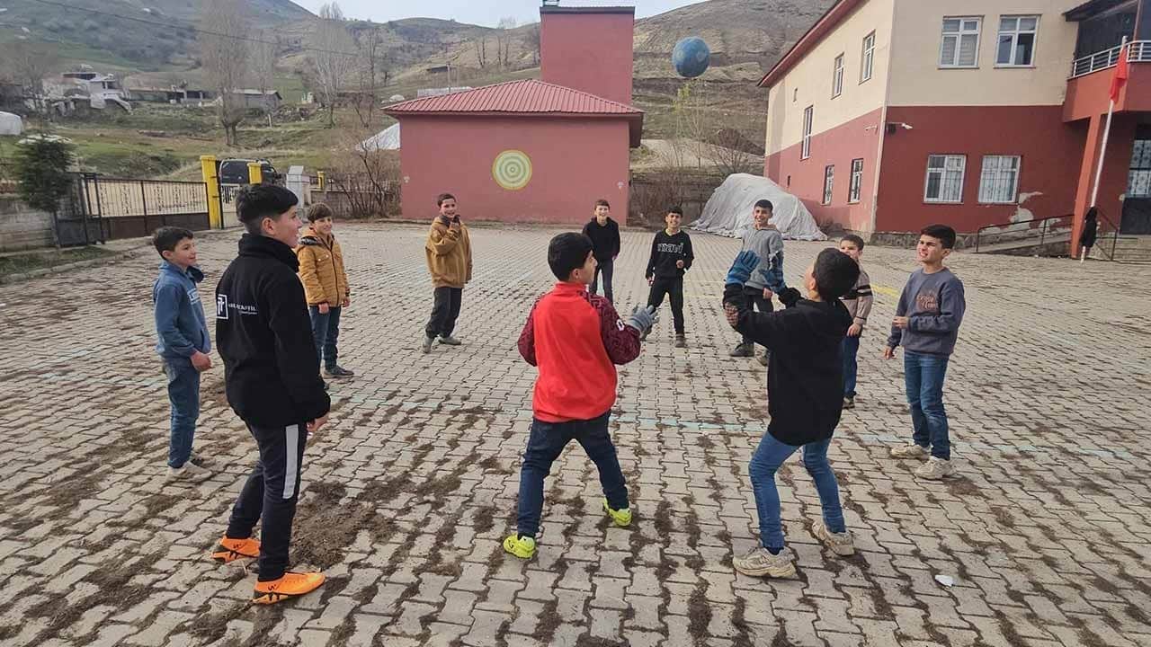 Muş'un köyünde çocuklardan alkışlanacak hareket! Unutulmaya yüz tutan gelenek böyle canlanıyor!