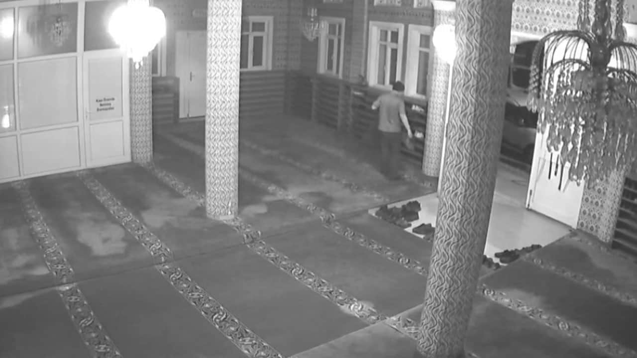 Namaz kılacak gibi camiye gelen hırsız, beğendiği ayakkabıyı çalıp kaçtı