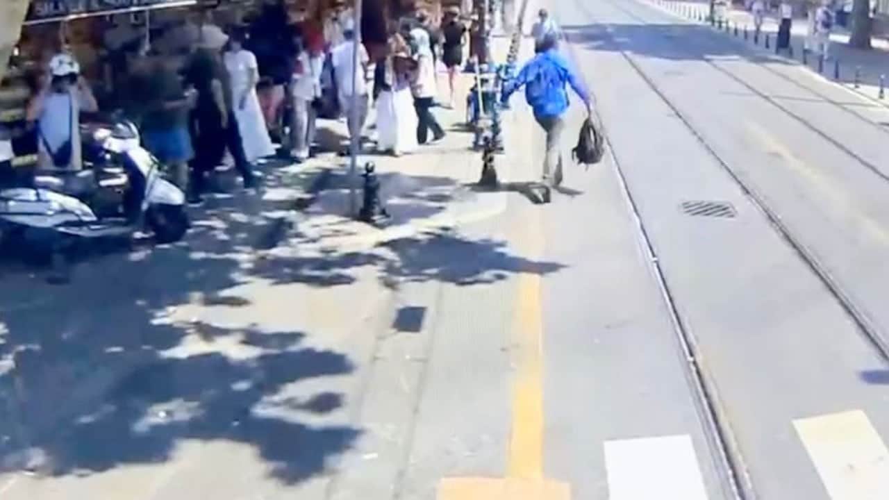 Namaz kılan şahsın içinde 450 bin lira bulunan çantasını çaldı! Yuh artık, nasıl bir millet olduk!
