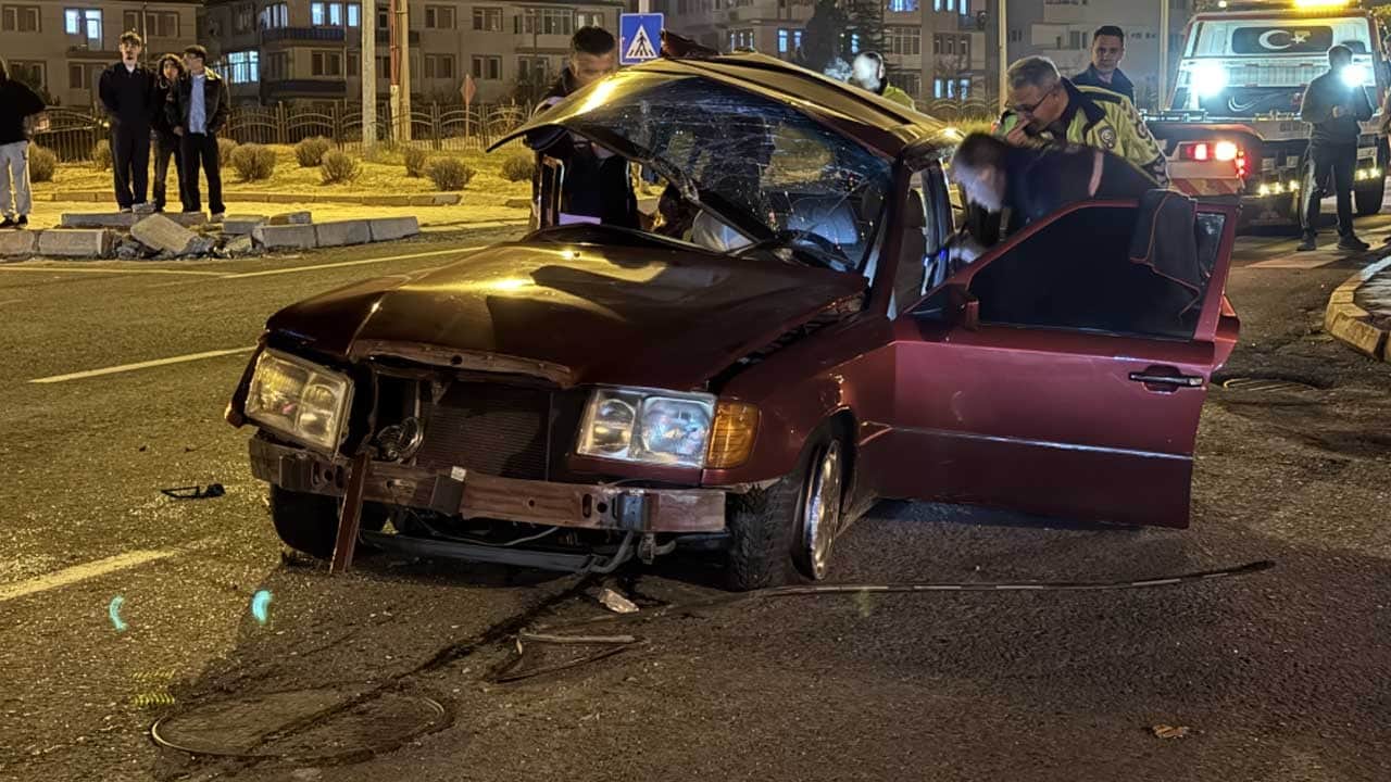 Nevşehir’de tur otobüsü ile otomobil çarpıştı: 2 ölü, 3 yaralı
