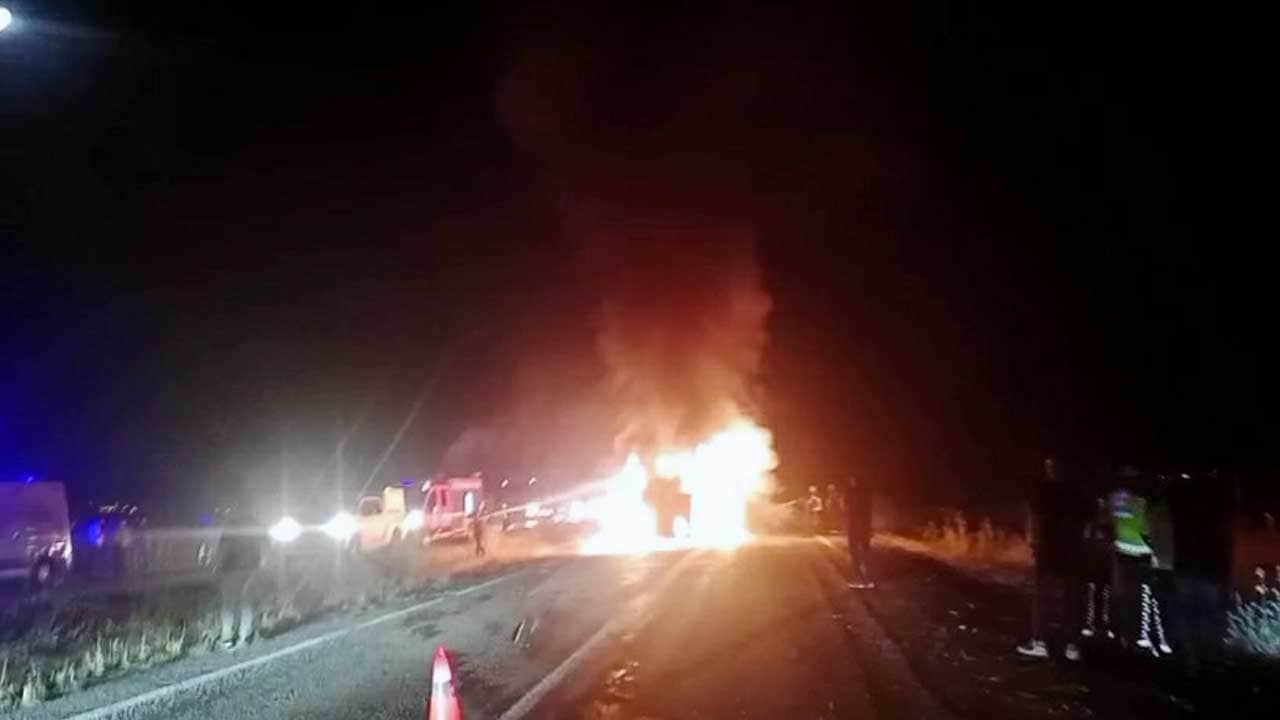 Niğde-Kayseri yolunda kaza! Kamyonet alev aldı