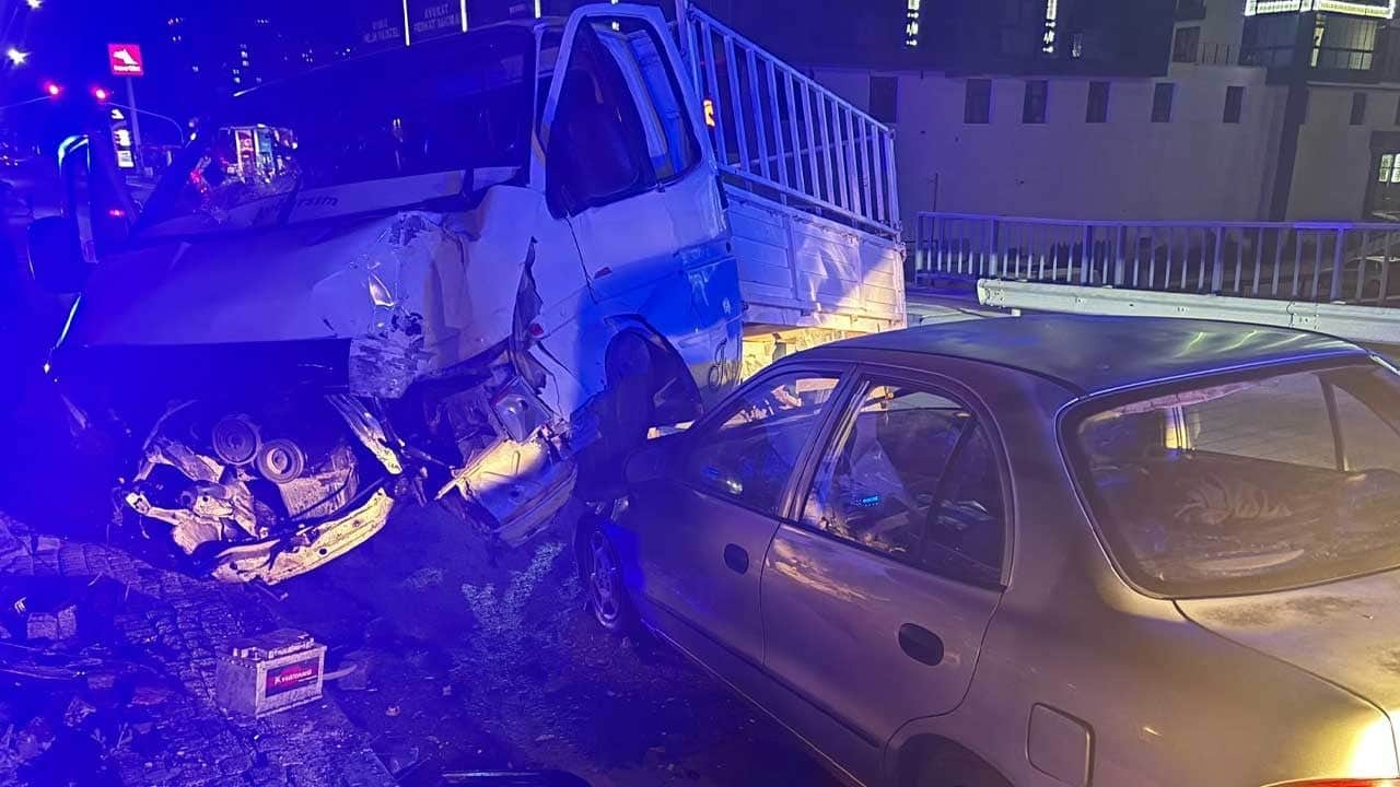 Niğde’de üç aracın karıştığı kazada 4 kişi yaralandı