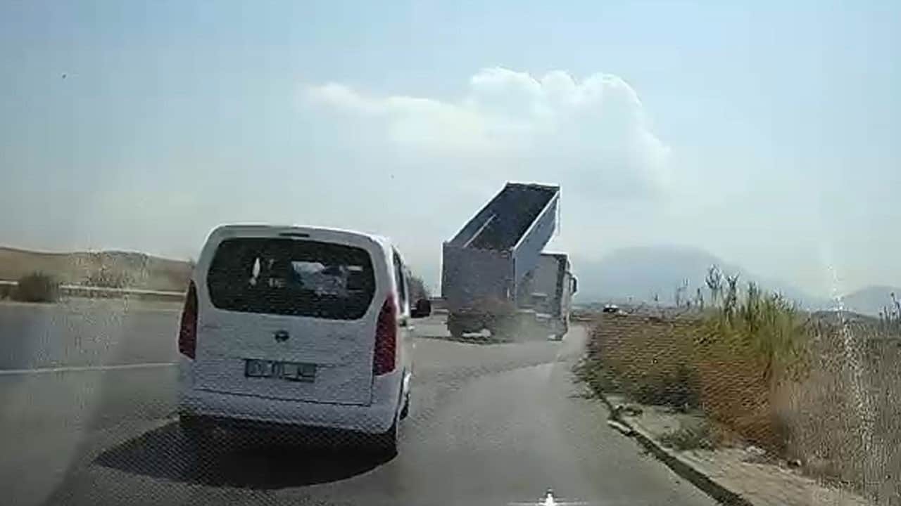 O anlar kameraya yansıdı! Dorseyi kapatmayı unuttu, EDS direğini devirdi