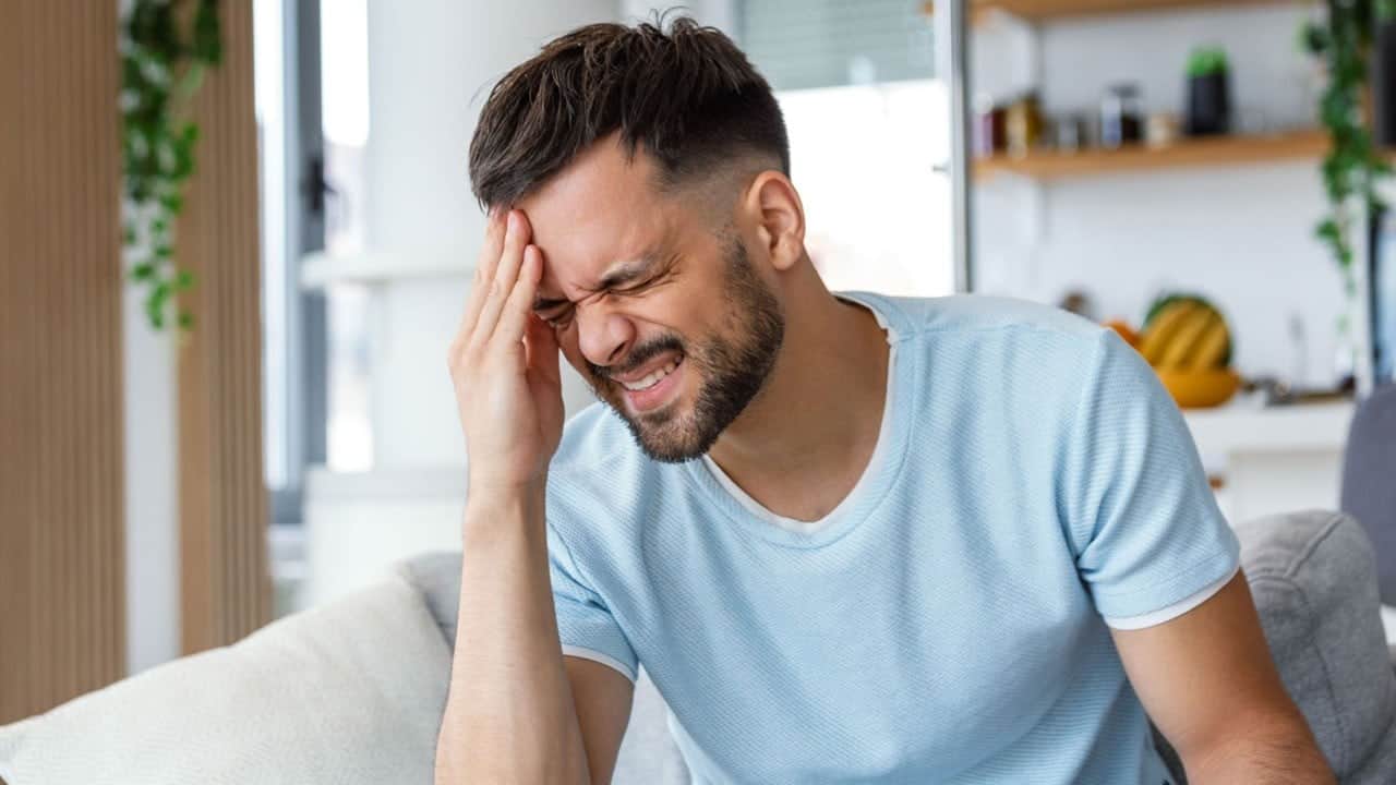 O hastalığın habercisi olabilir! Geçmeyen baş ağrısını hafife almayın