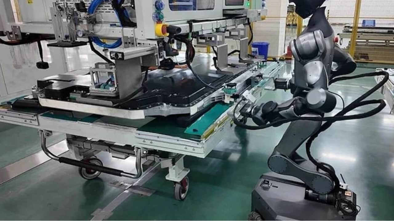 O şirket bir ilke imza attı: Fabrikasında robotları çalıştıracak