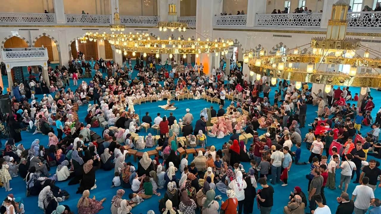 Öğrenciler yaz Kur’an kursu programında buluştu! Trabzon’da Hanife Hatun Camii doldu taştı