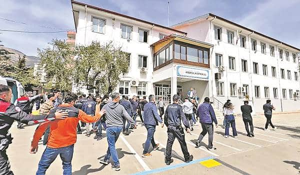 Okul Kapısındaki Büyük Kırılma