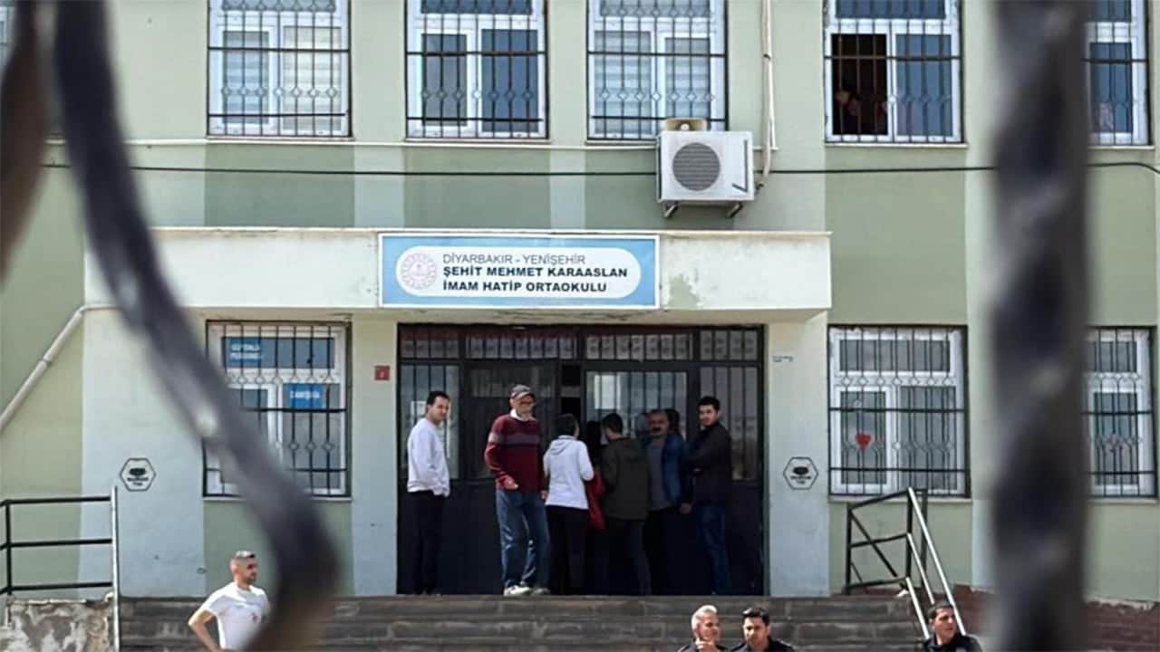 Okulda yürekler ağıza geldi Öğrenciler silah sesleri ile kaçıştı