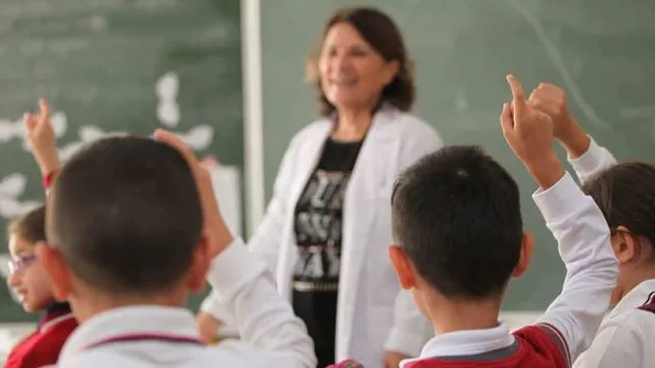 Okullarda yeni dönem: Öğretmenlere yeni zorunluluk getirildi!
