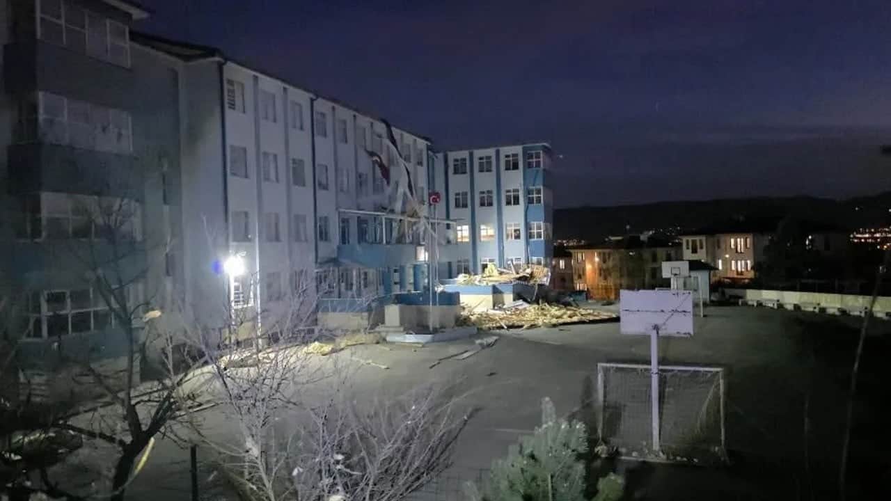 Okulun çatısı uçtu! O lisede eğitime ara verildi