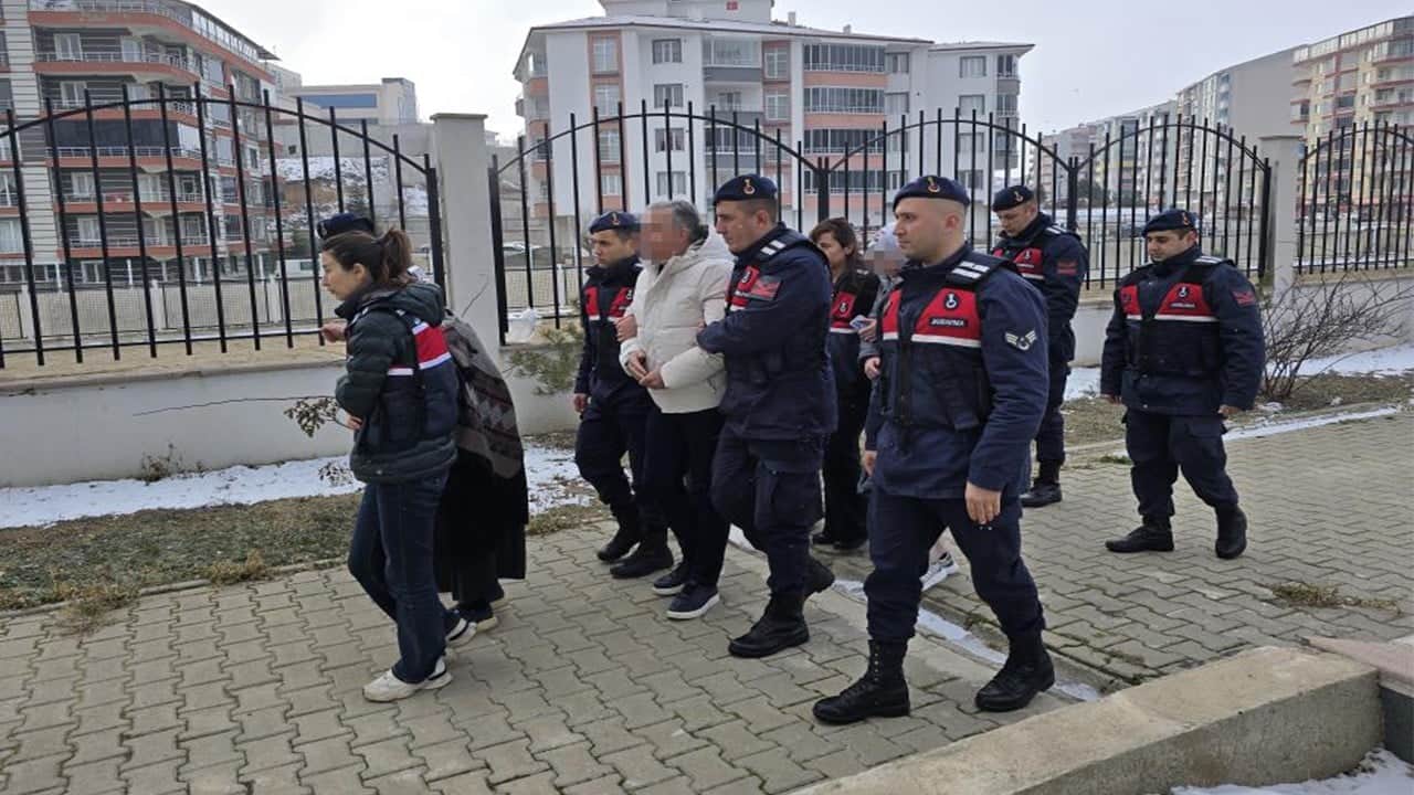Ölen kardeşinin kimliğiyle 21 yıl devleti dolandırdı