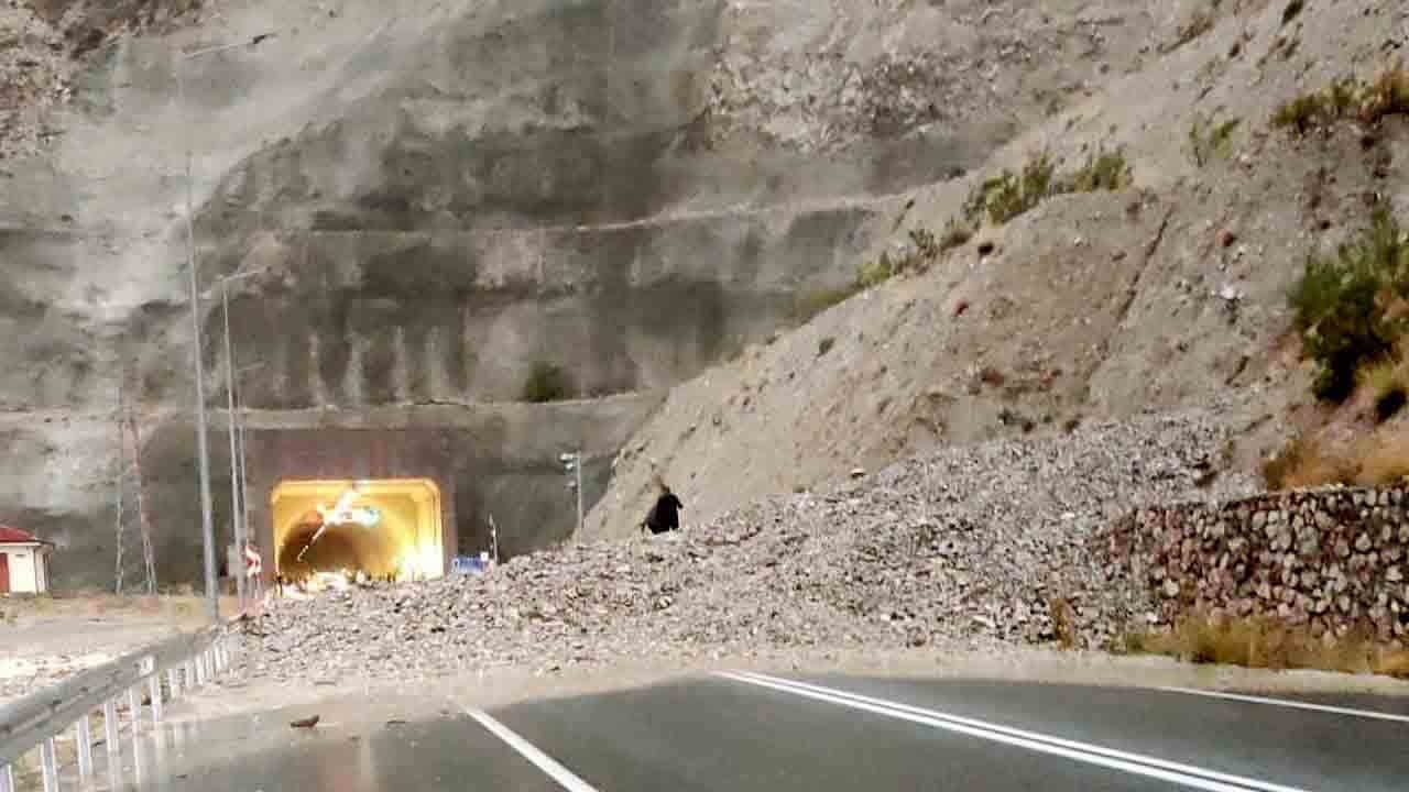 Oltu-Yusufeli yolunda sel engeli: Araçlar tünelde mahsur kaldı!