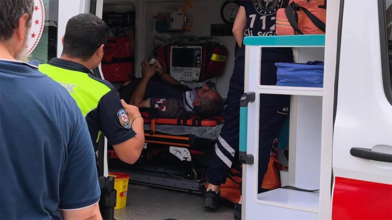 Önce kaza yaptıran köpek sonra gelip ambulansın kapısında bekledi