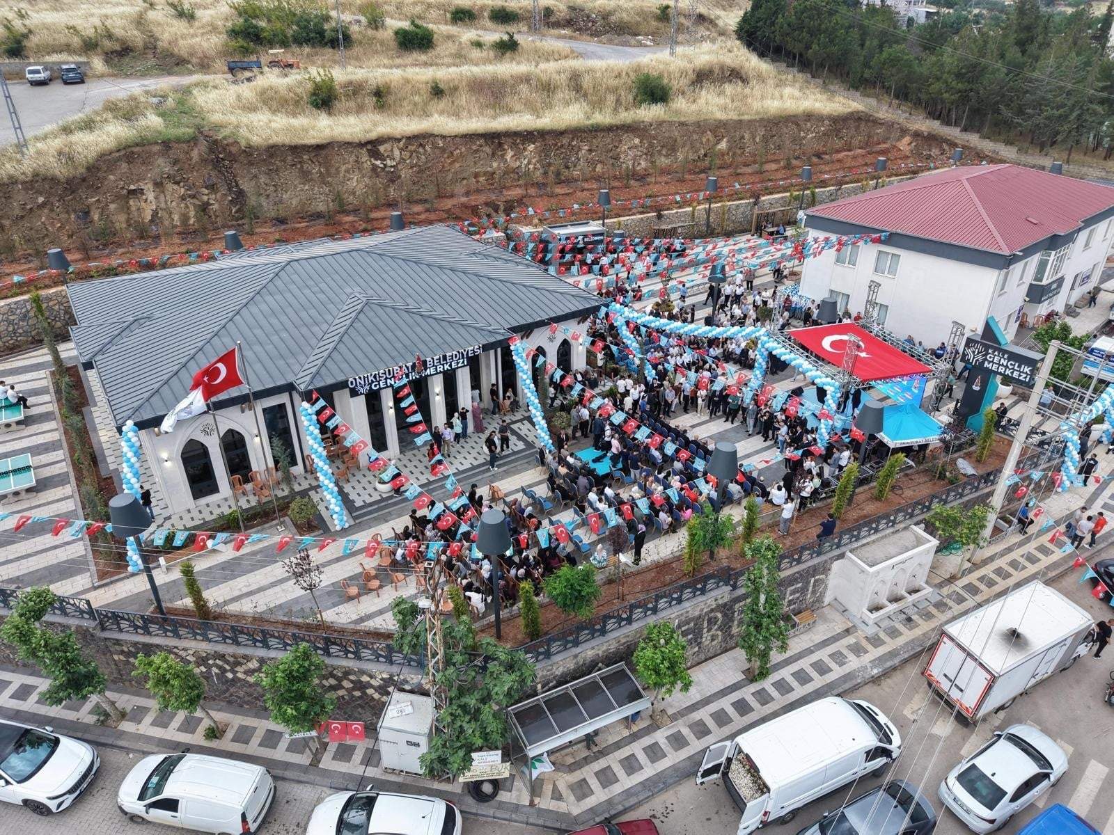 Onikişubat Belediyesi’nin Kale Gençlik Merkezi yoğun katılımla hizmete açıldı