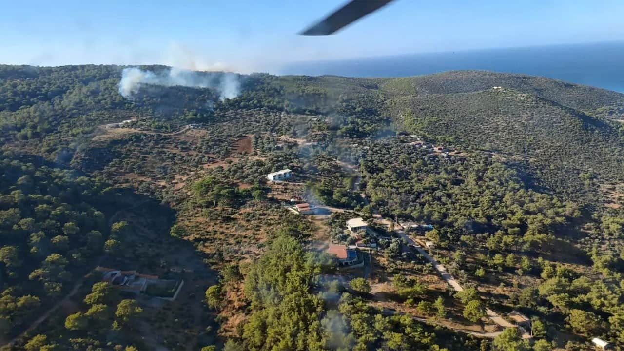 Onlarca ekip ve araç sevk edildi Turistik ilçe Kaş’ta yangın alarmı