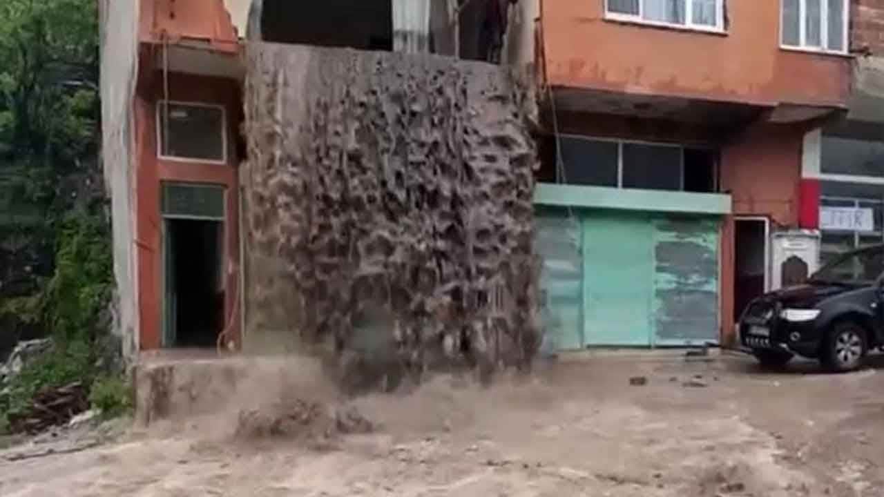 Ordu'da sağanak dehşeti! Sel suları evin balkonundan şelale gibi aktı!