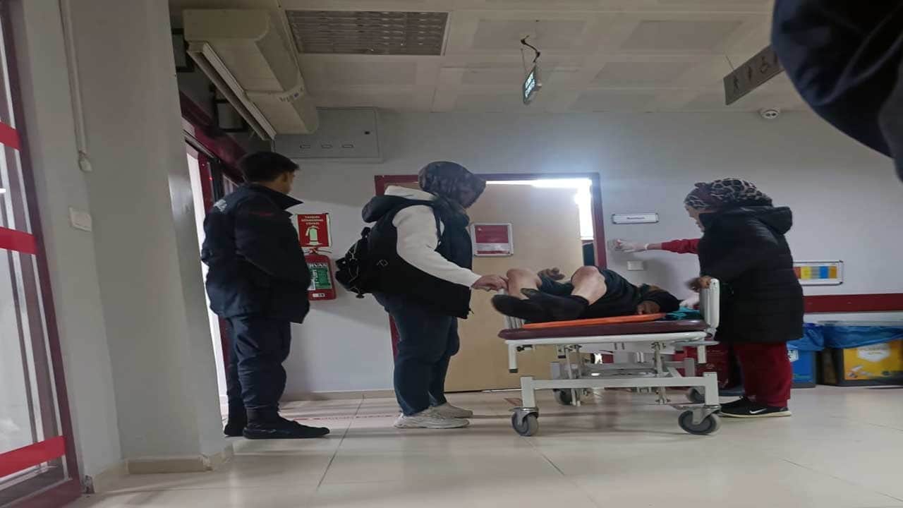Ormanda düşen yaşlı adam sürünerek yola ulaştı