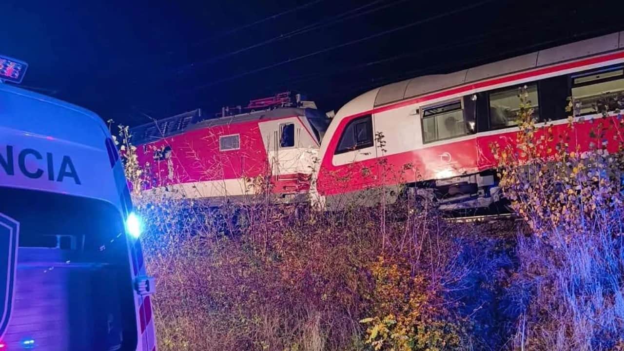 Ortalık savaş alanına döndü! İki yolcu treni kafa kafaya çarpıştı