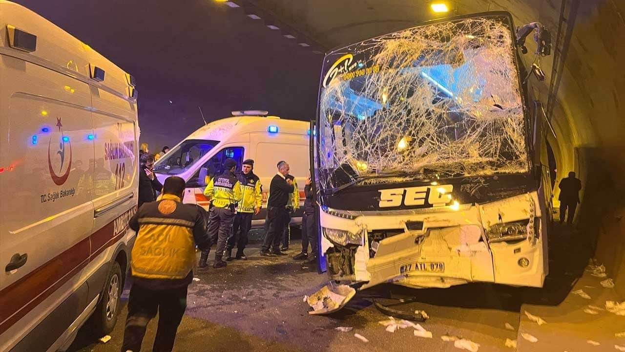Osmaniye’de yolcu otobüsü ile TIR, tünelde çarpıştı: 5 yaralı