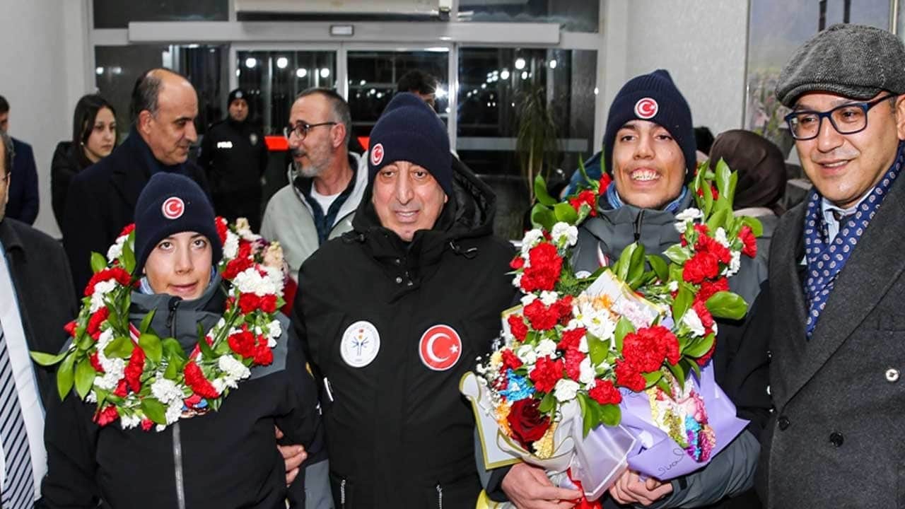 Otizmli ikiz kayakçılardan müthiş başarı