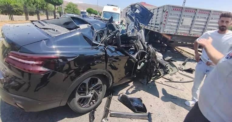 Oto-pilot değil adeta ölüm tuzağı! Sivas'ta tır dorsesine arkadan çarpan lüks Tesla hurdaya döndü!