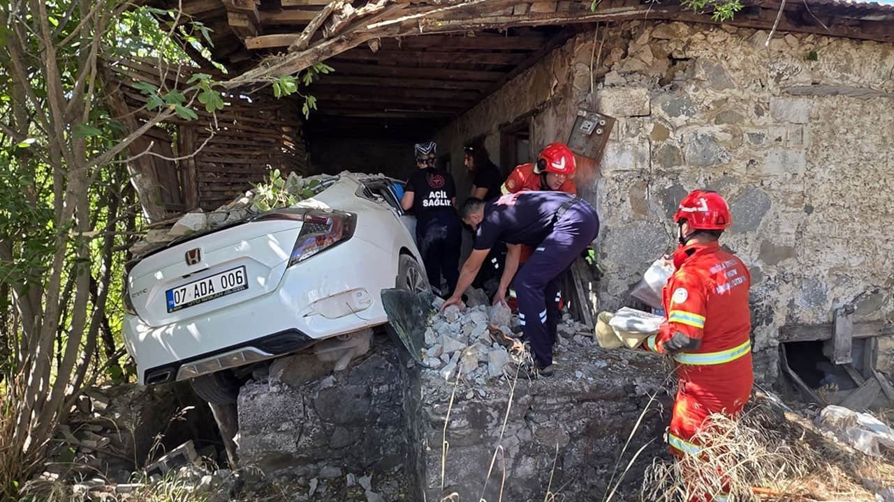 Otomobil eve daldı: Sürücü öldü, nişanlısı yaralı kurtuldu