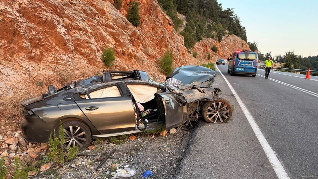 Otomobil kontrolden çıktı: 1 kişi öldü, 2 kişi yaralandı