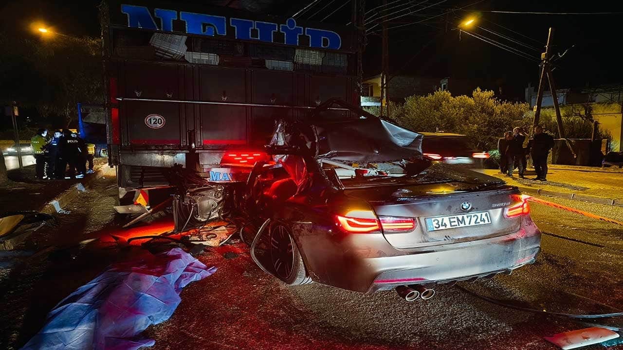 Otomobil yolda duran kamyona çarptı! 1 ölü, 2 yaralı