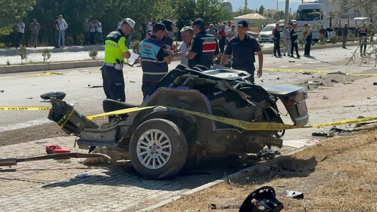 Otomobilden geriye küçük bir parça kaldı: 2 ölü, 2 yaralı