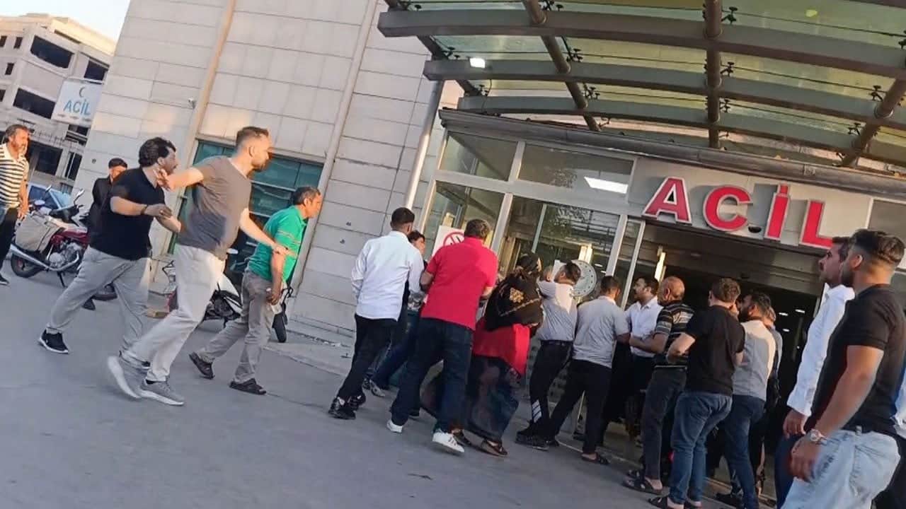 Otomobilin çarptığı 3 yaşındaki Emir öldü! Durumunu öğrenmek için hastaneye giden sürücü dayak yedi