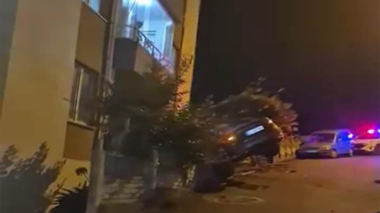 Otomobilini "askıda" bırakıp kaçan sürücü aranıyor