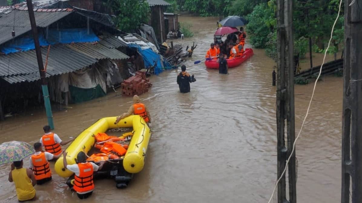 Pakistan ve Hindistan sele teslim! Onlarca kişi hayatını kaybetti