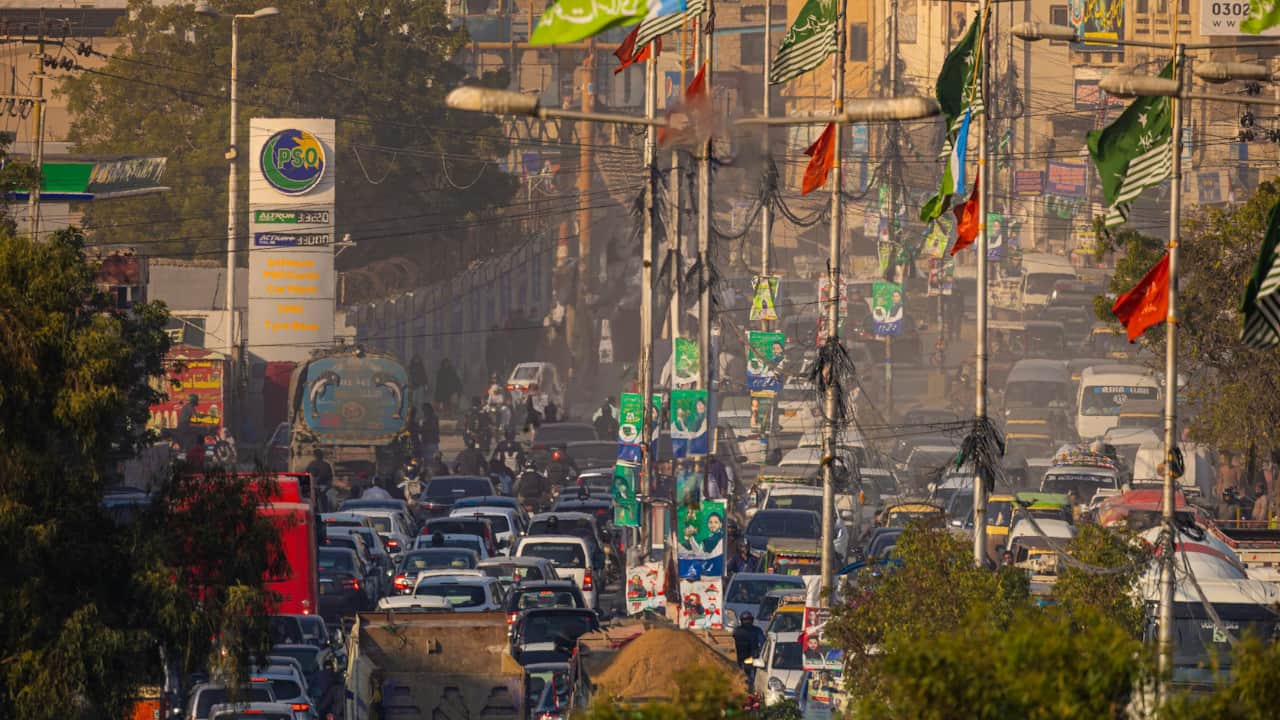 Pakistan’da yakıt fiyatları hükümeti düşürecek!