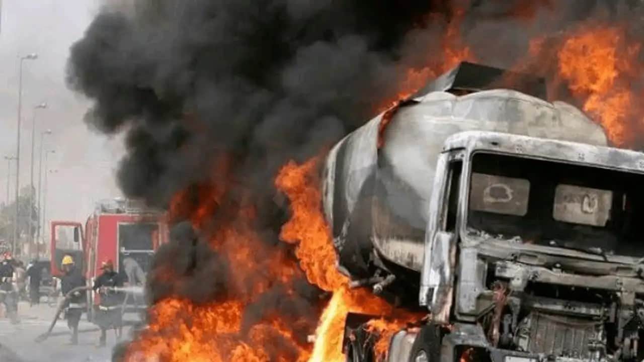 Pakistan’da yolcu otobüsü ile LPG tankeri birbirine girdi: 5 kişi öldü, 4 kişi yaralandı... Feci kaza