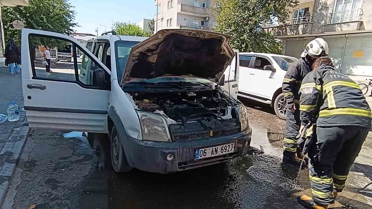 Park halindeki araç alev aldı: Vatandaşlar seferber oldu!
