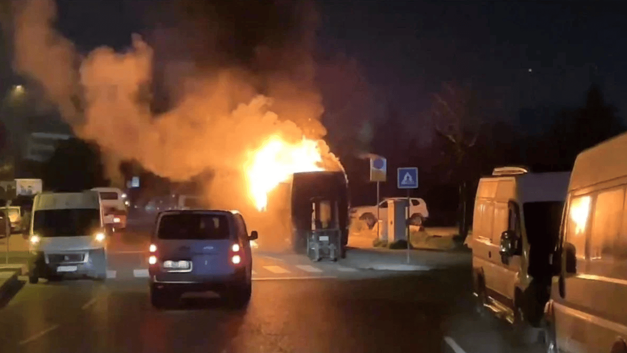 Park halindeki midibüs alevlere teslim oldu