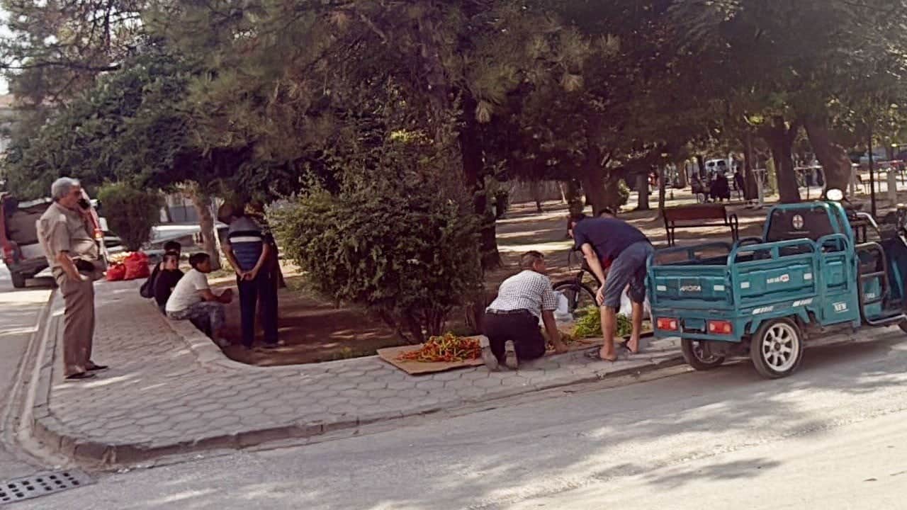 Parkta oturan kişiyi döner bıçağıyla döner keser gibi kesip kaçtı