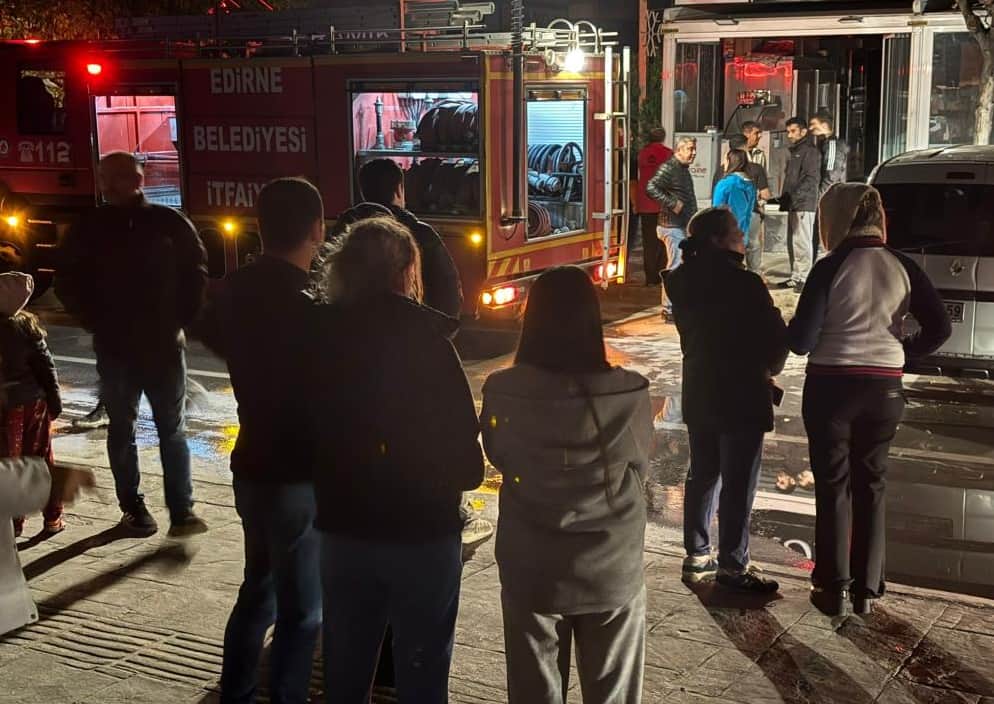 Pastanede çıkan yangın mahalleyi sokağa döküldü