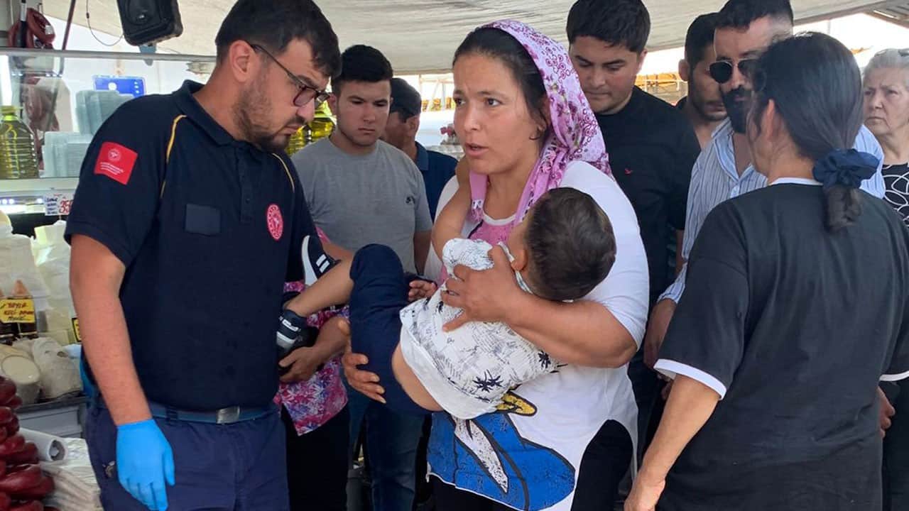 Pazar yerinde korku dolu anlar! Bebek arabasındaki çocuğa yorgun mermi isabet etti