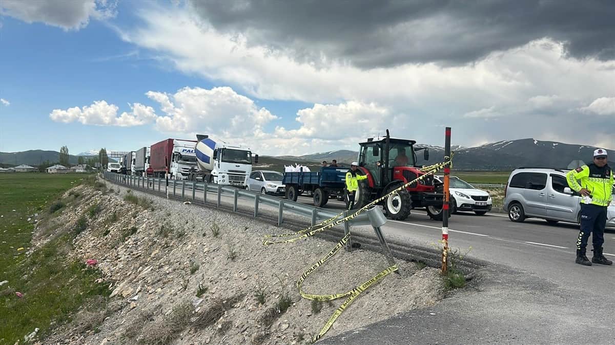 Pikap ile ticari araç çarpıştı! Ölü ve yaralılar var